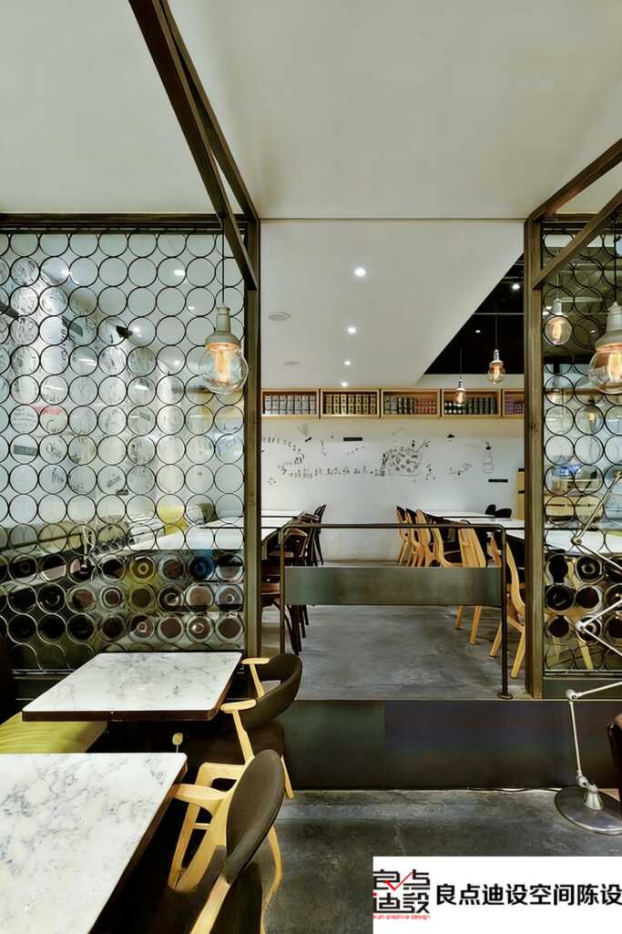 别只盯咖啡!这家店的“金属圆环墙”让设计圈狂抄|良点设计新作